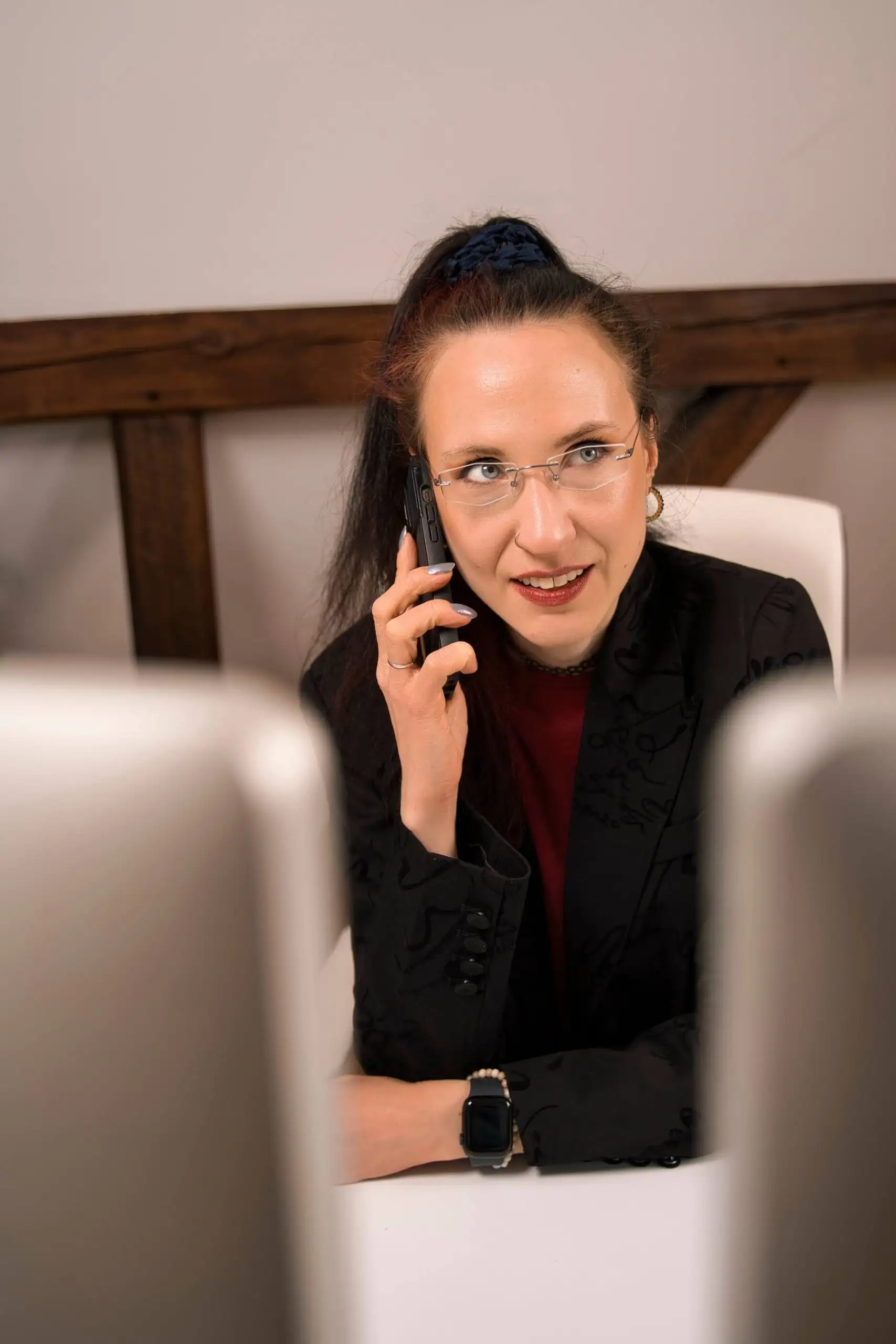 Frau telefoniert am Schreibtisch