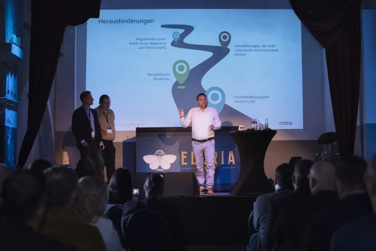 Eventfotografie arveo innovation day in der Eloria Erlebnisfabrik – Talk Herausforderungen | Schwarzekreide Media