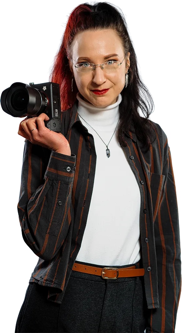 Frau mit Kamera in der Hand