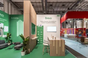 Fotografie Messe Düsseldorf – Brevo Messestand mit Lounge-Bereich und Bartheke
