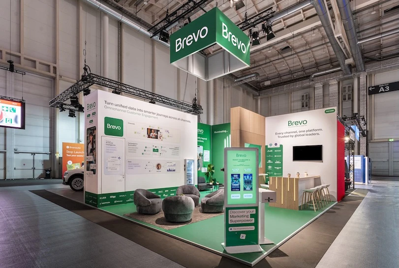 Fotografie Messe Düsseldorf – Außenansicht des Brevo Messestands aus der Halle