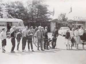 En flok AAC'ere følge opløbet i A-klassen i Guldtaffelløbet 1959 ved Sønderborg Stadion.