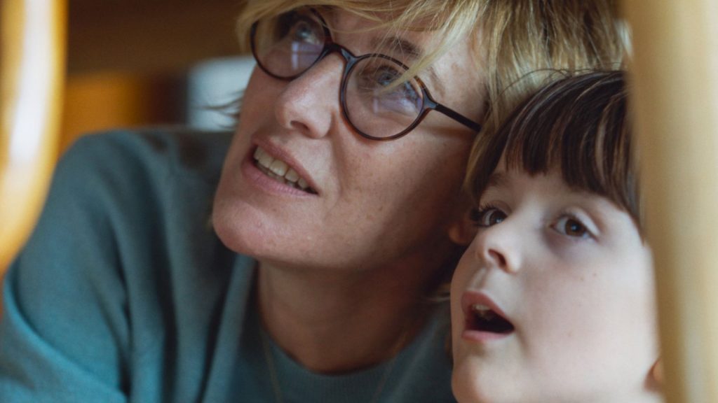 Critique « L’attachement » (2025) : Factures d’une humanité ordinaire ! - ScreenTune
