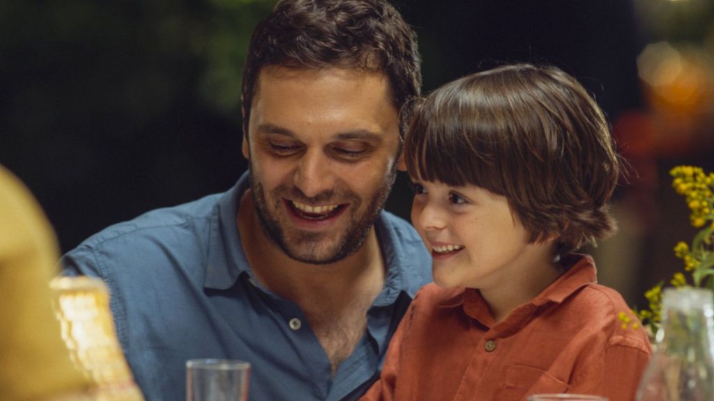 Critique « L’attachement » (2025) : Factures d’une humanité ordinaire ! - ScreenTune