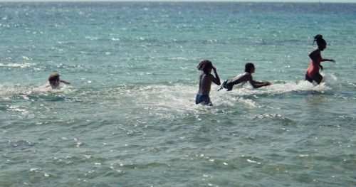 Critique « SIX JOURS,CE PRINTEMPS-LA » (2025) : Les squatteurs de Saint-Tropez ! - ScreenTune