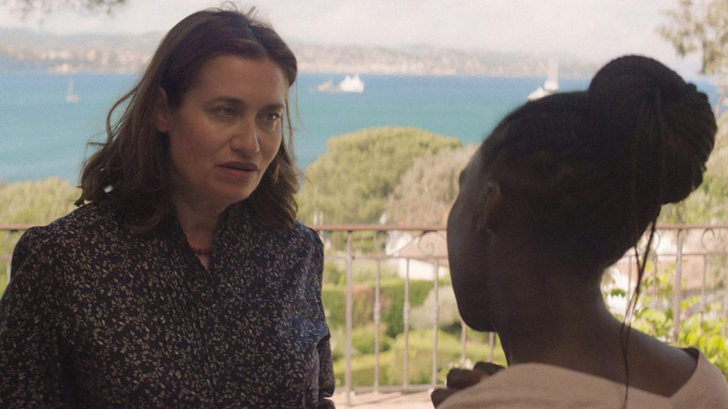 Critique « SIX JOURS,CE PRINTEMPS-LA » (2025) : Les squatteurs de Saint-Tropez ! - ScreenTune