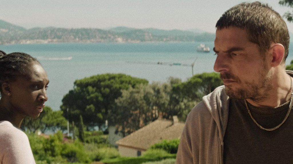 Critique « SIX JOURS,CE PRINTEMPS-LA » (2025) : Les squatteurs de Saint-Tropez ! - ScreenTune