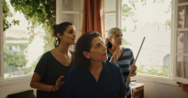 Critique « À voix basse » (2026) : Entre différence et indifférence ! - ScreenTune