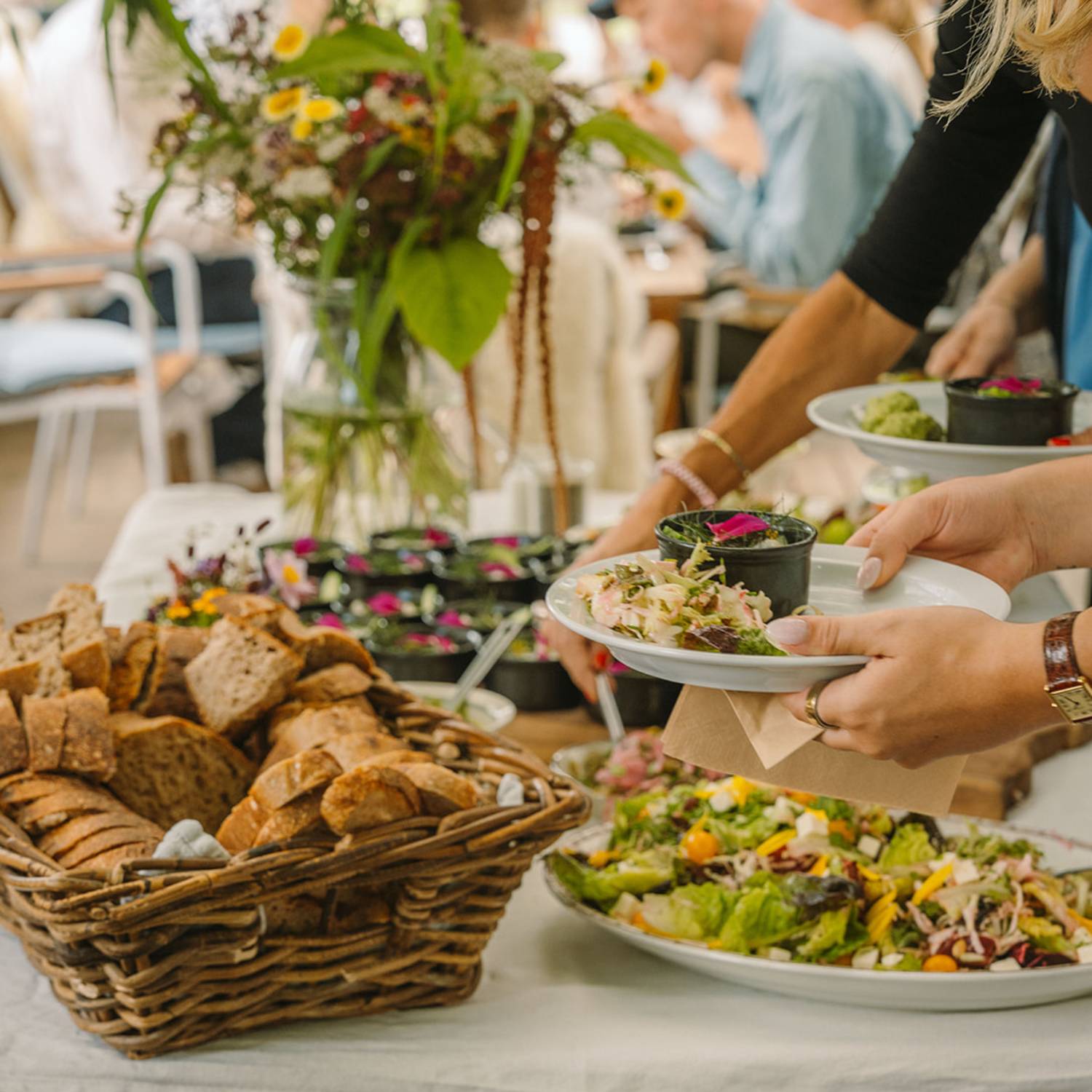 Sæsonbaseret frokost serveres til gæster ved et privat selskab i Sct. Hans Have.