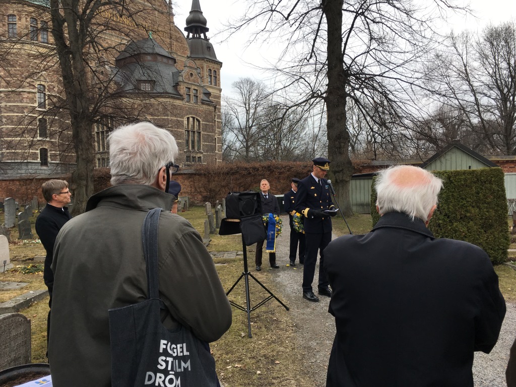 Flottiljamiral Anders Olofsson talar.