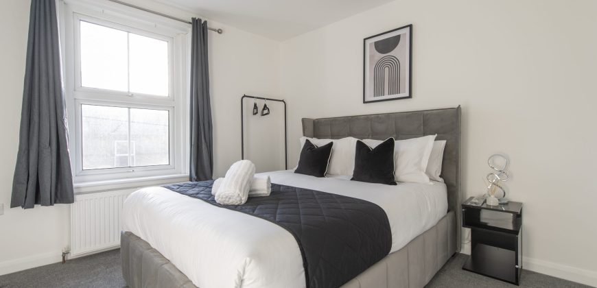 4-Bed Maidstone House Sleeps 8 | Near East Station