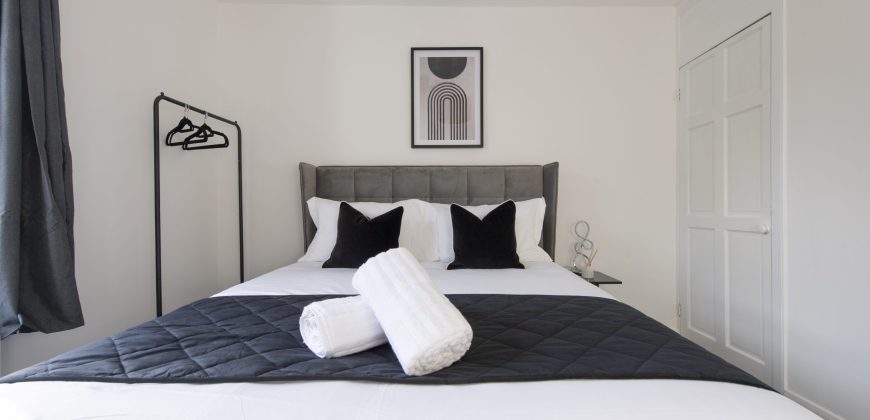 4-Bed Maidstone House Sleeps 8 | Near East Station