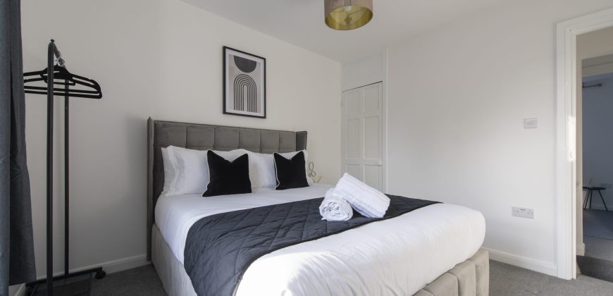 4-Bed Maidstone House Sleeps 8 | Near East Station
