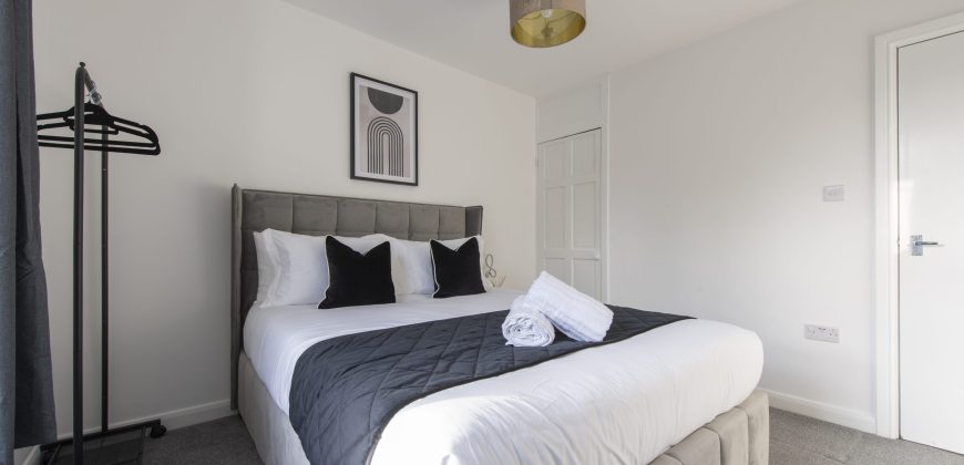 4-Bed Maidstone House Sleeps 8 | Near East Station