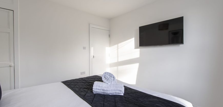 4-Bed Maidstone House Sleeps 8 | Near East Station