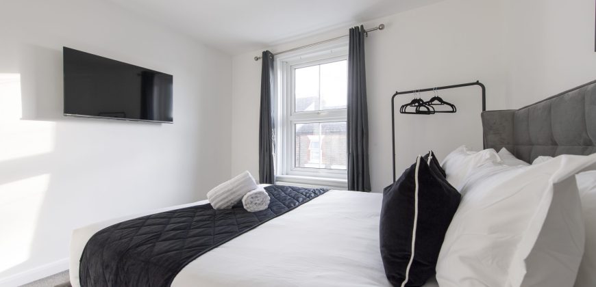 4-Bed Maidstone House Sleeps 8 | Near East Station