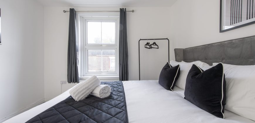 4-Bed Maidstone House Sleeps 8 | Near East Station