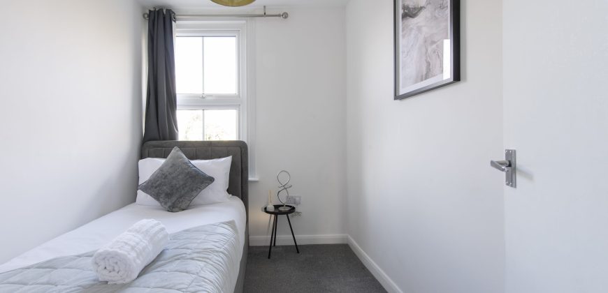 4-Bed Maidstone House Sleeps 8 | Near East Station