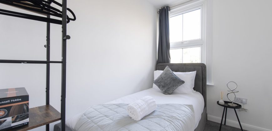 4-Bed Maidstone House Sleeps 8 | Near East Station