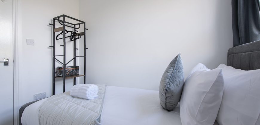 4-Bed Maidstone House Sleeps 8 | Near East Station
