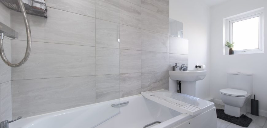 4-Bed Maidstone House Sleeps 8 | Near East Station