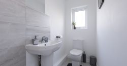 4-Bed Maidstone House Sleeps 8 | Near East Station