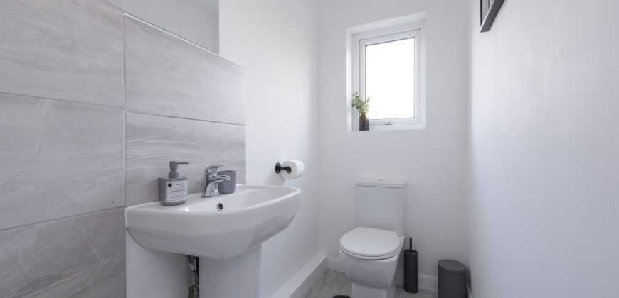 4-Bed Maidstone House Sleeps 8 | Near East Station
