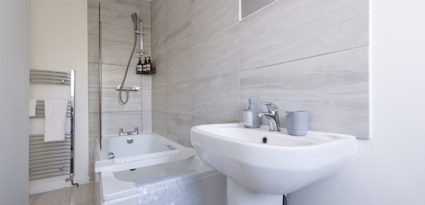 4-Bed Maidstone House Sleeps 8 | Near East Station