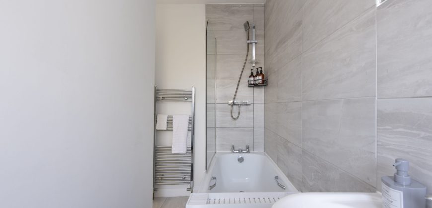 4-Bed Maidstone House Sleeps 8 | Near East Station