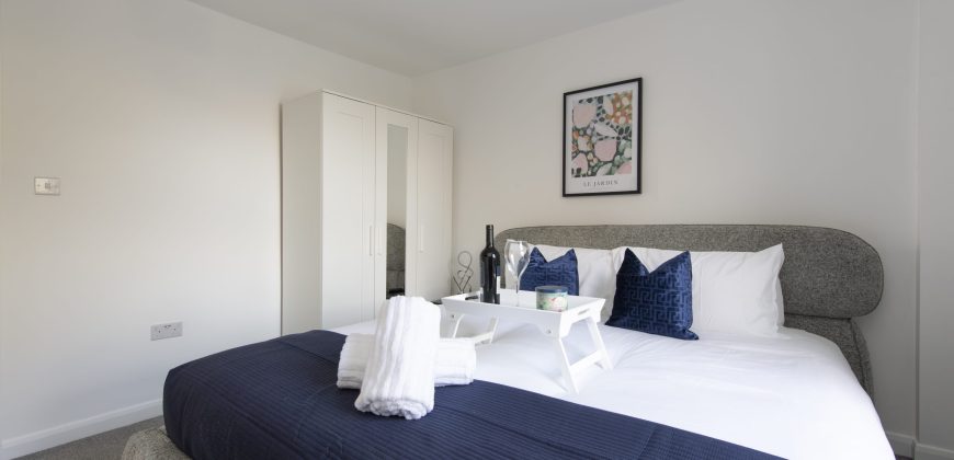 4-Bed Maidstone House Sleeps 8 | Near East Station