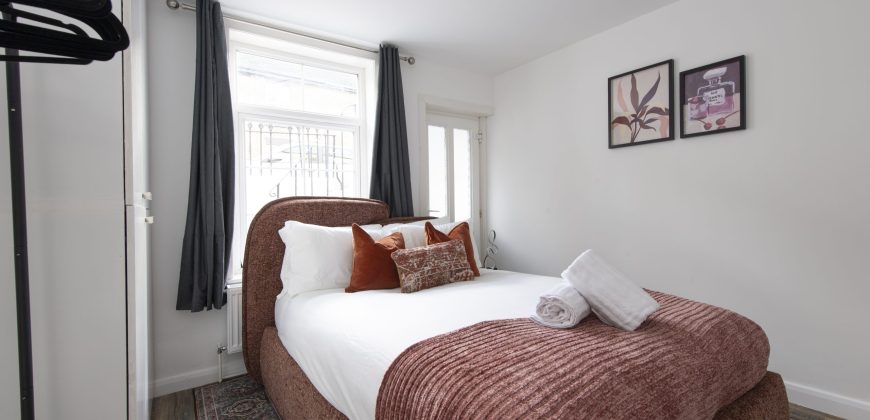 4-Bed Maidstone House Sleeps 8 | Near East Station