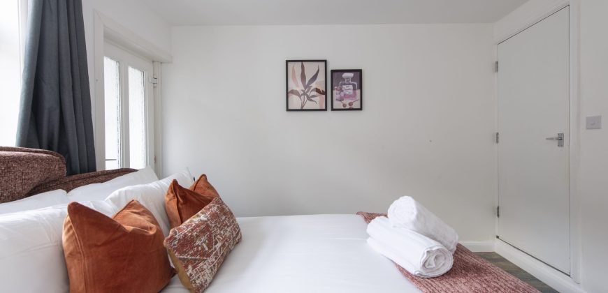 4-Bed Maidstone House Sleeps 8 | Near East Station