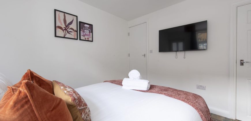 4-Bed Maidstone House Sleeps 8 | Near East Station