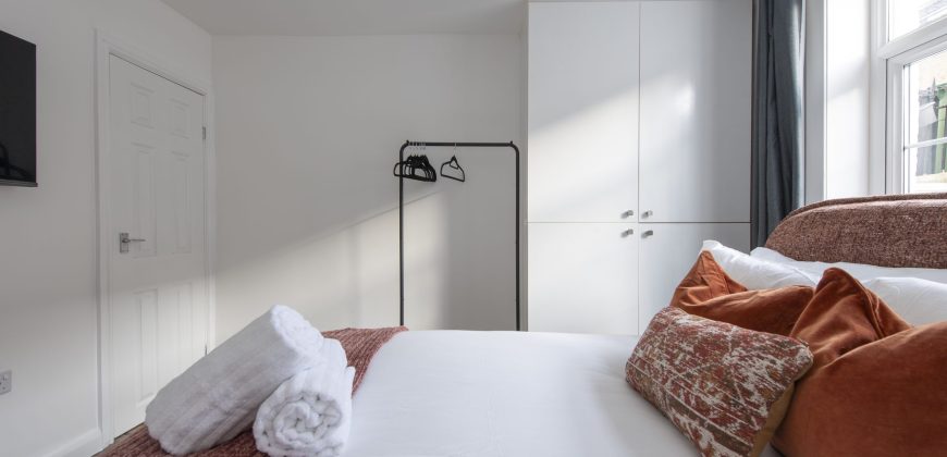 4-Bed Maidstone House Sleeps 8 | Near East Station