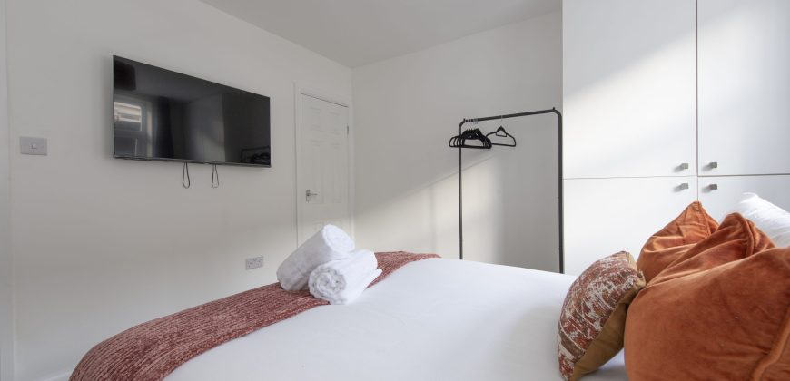 4-Bed Maidstone House Sleeps 8 | Near East Station