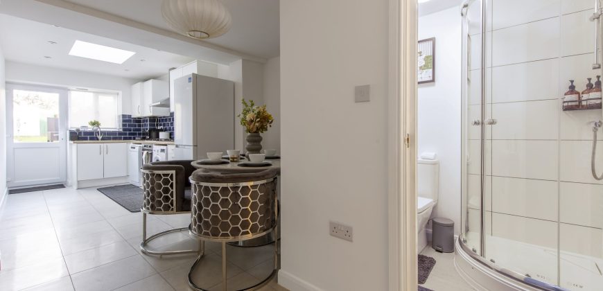 4-Bed Maidstone House Sleeps 8 | Near East Station