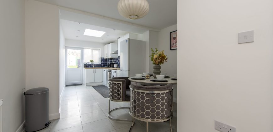 4-Bed Maidstone House Sleeps 8 | Near East Station