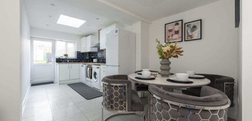 4-Bed Maidstone House Sleeps 8 | Near East Station