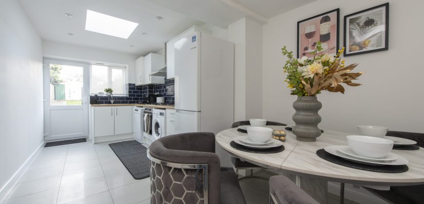 4-Bed Maidstone House Sleeps 8 | Near East Station