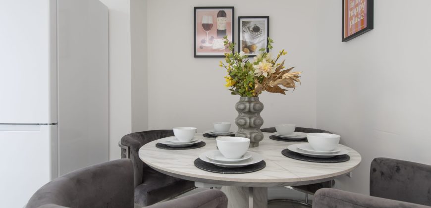 4-Bed Maidstone House Sleeps 8 | Near East Station