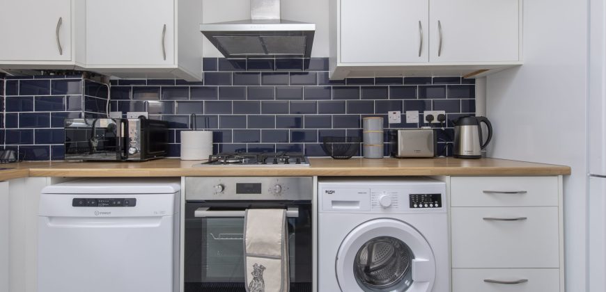 4-Bed Maidstone House Sleeps 8 | Near East Station
