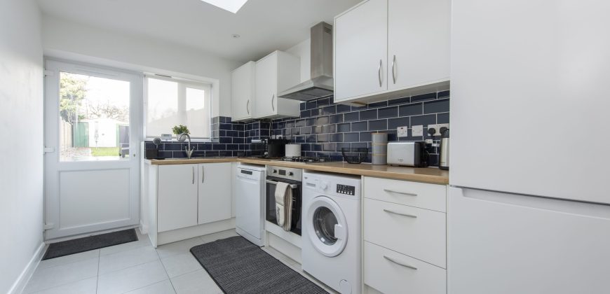 4-Bed Maidstone House Sleeps 8 | Near East Station
