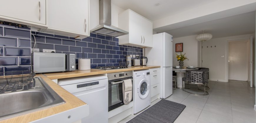 4-Bed Maidstone House Sleeps 8 | Near East Station