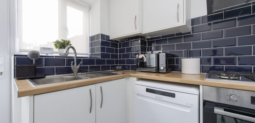 4-Bed Maidstone House Sleeps 8 | Near East Station