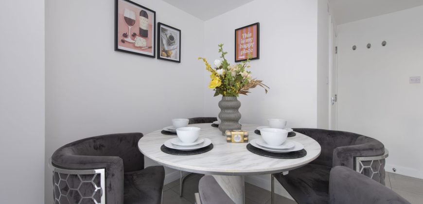 4-Bed Maidstone House Sleeps 8 | Near East Station