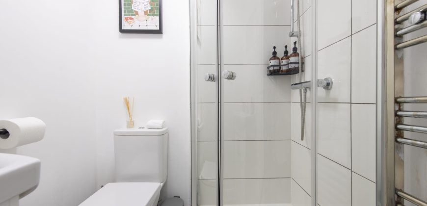 4-Bed Maidstone House Sleeps 8 | Near East Station