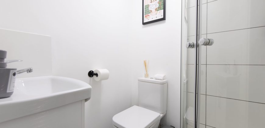 4-Bed Maidstone House Sleeps 8 | Near East Station
