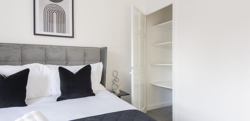 4-Bed Maidstone House Sleeps 8 | Near East Station