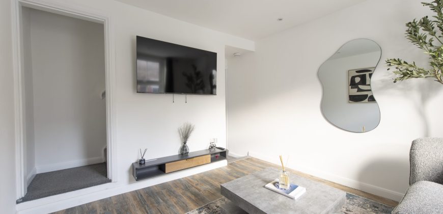 4-Bed Maidstone House Sleeps 8 | Near East Station