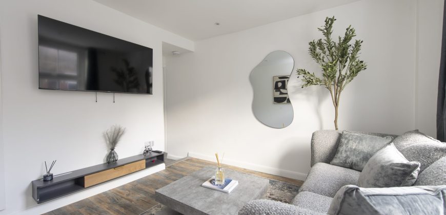 4-Bed Maidstone House Sleeps 8 | Near East Station